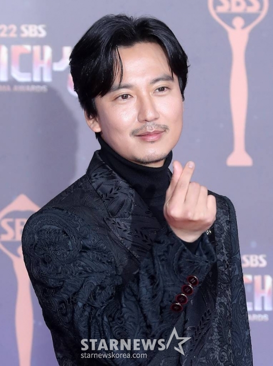 배우 김남길이 31일 오후 서울 마포구 상암동 SBS 프리즘타워에서 진행된 &#039;2022 SBS 연기대상&#039; 레드카펫에 참석해 포즈를 취하고 있다. 2022.12.31 /사진=김창현 기자 chmt@