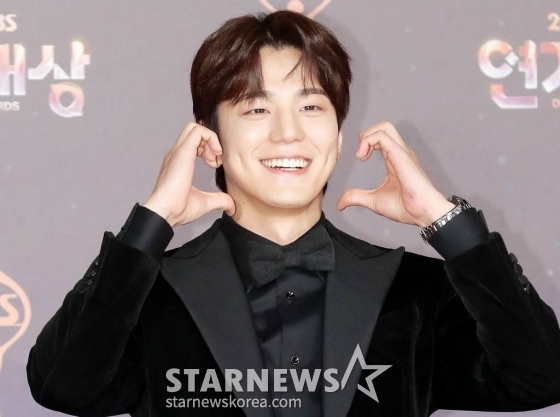 배우 김민규가 31일 오후 서울 마포구 상암동 SBS 프리즘타워에서 진행된 &#039;2022 SBS 연기대상&#039; 레드카펫에 참석해 포즈를 취하고 있다. 2022.12.31 /사진=김창현 기자 chmt@