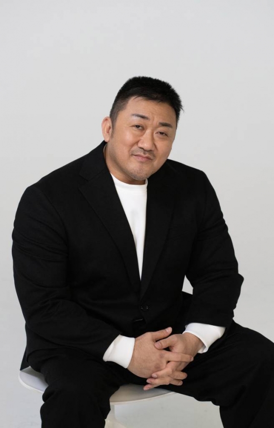 배우 마동석이 24일 오후 서울 종로구 소격동의 한 카페에서 진행된 영화 &#039;범죄도시3&#039; 개봉 관련 인터뷰를 위해 포즈를 취하고 있다.  &#039;범죄도시3&#039;(감독 이상용)는 대체불가 괴물형사 &#039;마석도&#039;(마동석 분)가 서울 광수대로 이동 후, 신종 마약 범죄 사건의 배후인 &#039;주성철&#039;(이준혁 분)과 마약 사건에 연루된 또 다른 빌런 &#039;리키&#039;(아오키 무네타카 분)를 잡기 위해 펼치는 통쾌한 범죄 소탕 작전을 그린 영화. 오는 31일 개봉. / 사진제공 = 에이비오엔터테인먼트 /사진=김창현 기자 chmt@