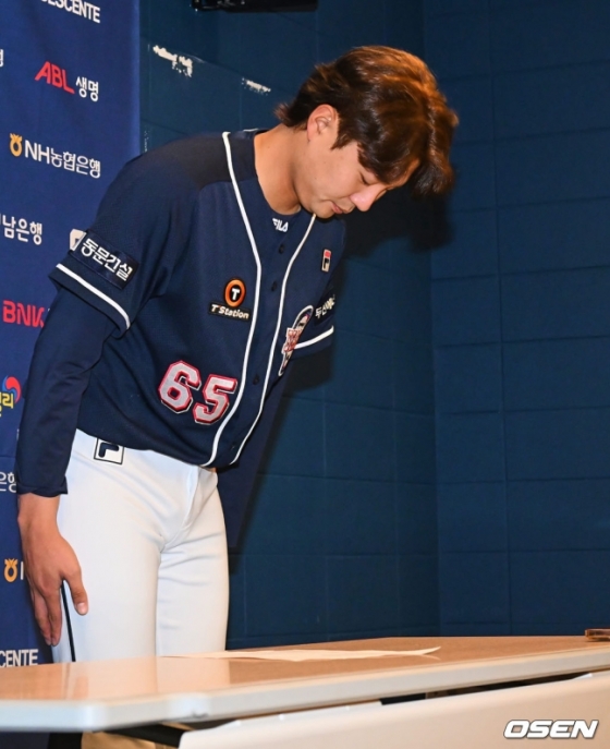 두산 정철원이 1일 창원NC파크 인터뷰실에서 최근 WBC 술자리 파문과 관련해 사과하고 있다.