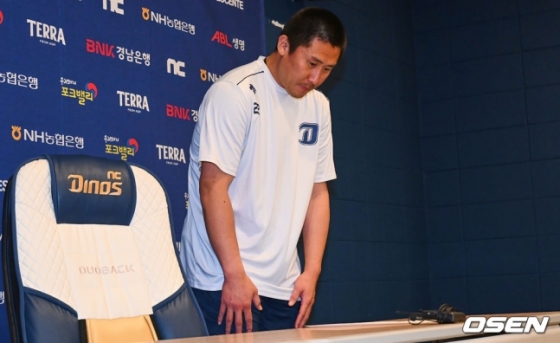NC 이용찬이 1일 창원NC파크 인터뷰실에서 WBC 술자리 파문과 관련해 사과 기자회견을 하고 있다.