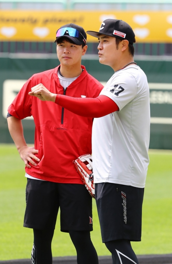 추신수(오른쪽)와 김정민. /사진=SSG 랜더스