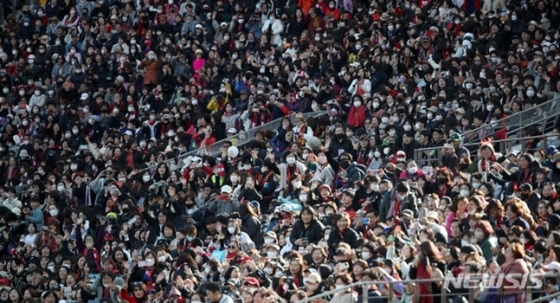 지난 4월  8일 서울월드컵경기장에서 열린 FC서울과 대구FC 경기를 관람하는 관중들의 모습. /사진=뉴시스