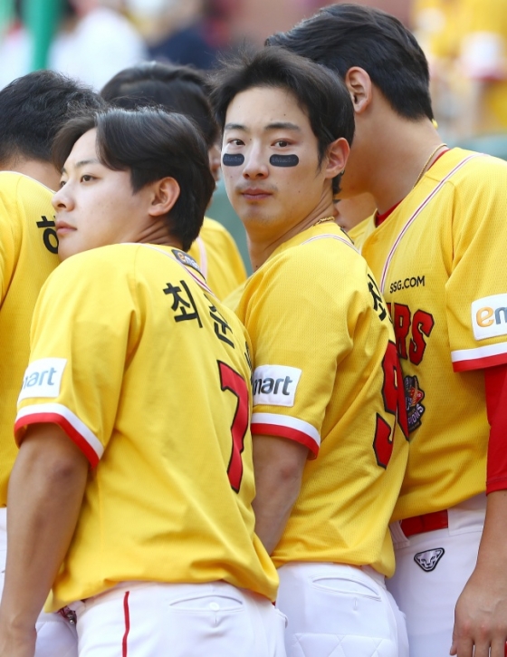 최지훈(오른쪽). /사진=SSG 랜더스