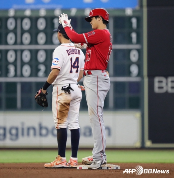 오타니 쇼헤이가 4일(한국시간) 휴스턴 원정경기에서 7회초 좌익수 방면 1타점 적시 2루타를 때려내고 세리머니를 하고 있다. /AFPBBNews=뉴스1