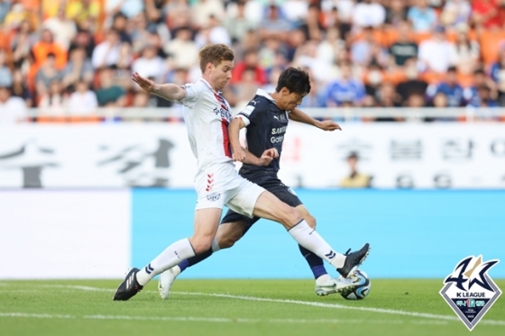 잭슨(왼쪽)과 김보경이 볼경합을 펼치는 모습. /사진=한국프로축구연맹