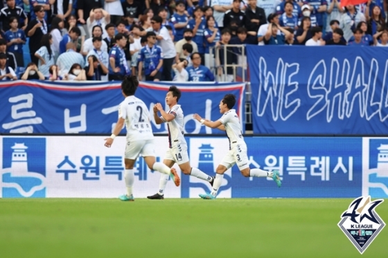 윤빛가람(가운데)이 3일 수원월드컵경기장에서 열린 수원FC와 수원삼성의 수원더비에서 선제골을 터트리고 기뻐하고 있다. /사진=한국프로축구연맹