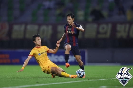 이승우가 상대의 태클을 피하고 있다. /사진=한국프로축구연맹