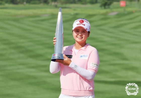 최혜진이 4일 KLPGA 투어 롯데오픈 우승을 차지하고 트로피를 들어올리고 있다. /사진=KLPGT