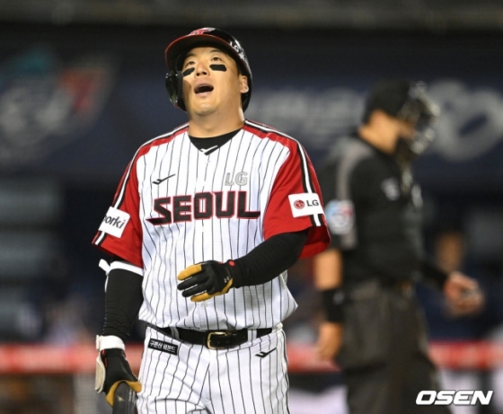 NC 다이노스와 LG 트윈스가 4일 오후 서울 잠실야구장에서 2023 신한은행 SOL KBO 리그 맞대결을 벌였다. 김현수가 9회 삼진을 당한 뒤 아쉬워하고 있다.