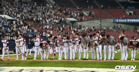 NC 다이노스와 LG 트윈스가 4일 오후 서울 잠실야구장에서 2023 신한은행 SOL KBO 리그 맞대결을 벌였다. LG 선수들이 경기 후 팬들에게 인사하고 있다.