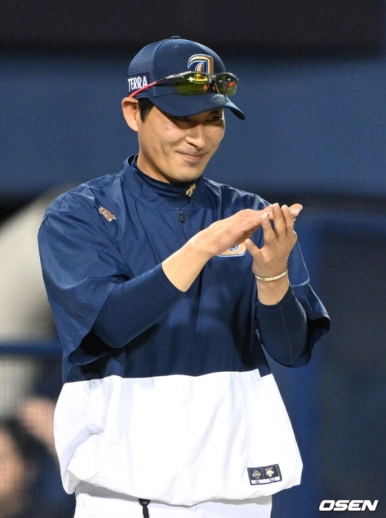 NC 다이노스와 LG 트윈스가 4일 오후 서울 잠실야구장에서 2023 신한은행 SOL KBO 리그 맞대결을 벌였다. 경기 후 박수를 치고 있는 강인권 NC 감독.