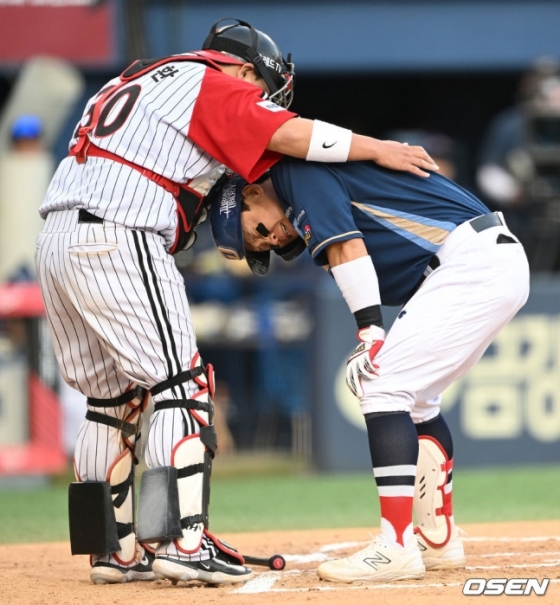 NC 다이노스와 LG 트윈스가 4일 오후 서울 잠실야구장에서 2023 신한은행 SOL KBO 리그 맞대결을 벌였다. 6회초 LG 정우영 투구에 맞은 NC 박세혁(오른쪽)이 고통스러워하고 있다. 그런 박세혁을 위로하는 LG 포수 허도환.