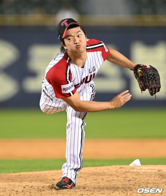 NC 다이노스와 LG 트윈스가 4일 오후 서울 잠실야구장에서 2023 신한은행 SOL KBO 리그 맞대결을 벌였다. 9회 고우석이 역투하고 있다.