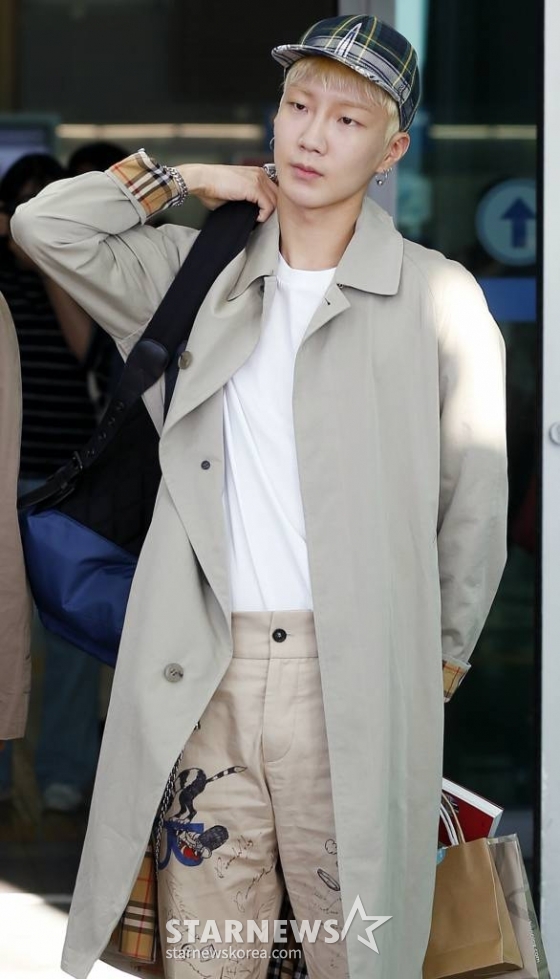 그룹 위너 이승훈이 런던 컬렉션 참석 차 14일 오전 인천국제공항을 통해 영국으로 출국하고 있다. /사진=김휘선 기자 hwijpg@