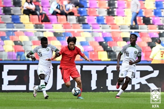 한국 U-20 축구대표팀 김용학(가운데)이 드리블 돌파하는 모습. /사진=KFA