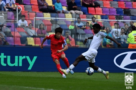 한국 U-20 축구대표팀 김용학(왼쪽)이 킥을 시도하고 있다. /사진=KFA