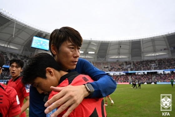 김은중 감독이 나이지리아전 후 선수를 안아주고 있다. /사진=KFA