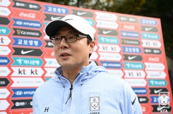 항저우 아시안게임 대표팀을 이끄는 황선홍 감독. /사진=대한축구협회