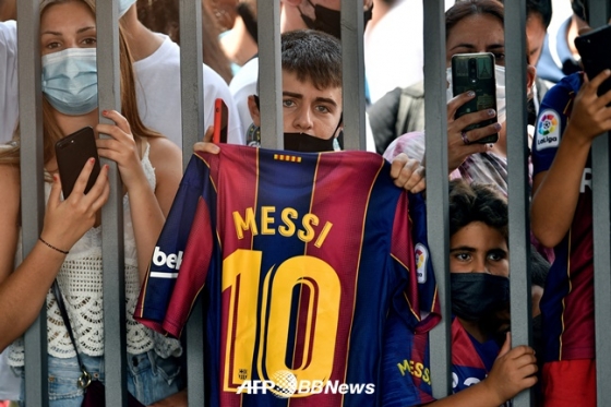 메시에게 뜨거운 사랑을 보냈던 바르셀로나 팬들. /AFPBBNews=뉴스1