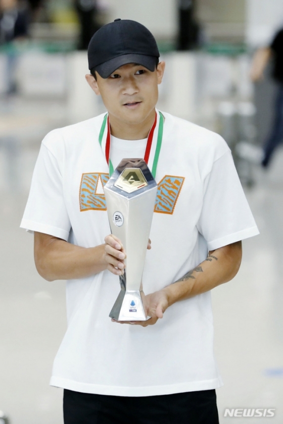 김민재가 기초군사훈련을 받기 위해 6일 인천국제공항을 통해 귀국하고 있다. 이탈리아 프로축구 세리에A 최우수 수비상을 들고 있는 모습. /사진=뉴시스