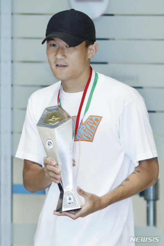 김민재가 기초군사훈련을 받기 위해 6일 인천국제공항을 통해 귀국했다./사진=뉴시스