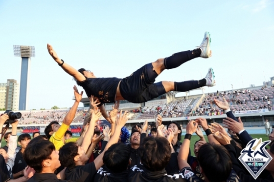 박주호가 경기 후 동료들의 헹가래를 받고 있다. /사진=한국프로축구연맹