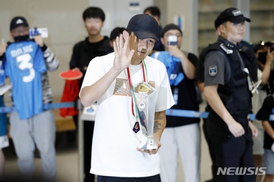 팬들에게 인사하는 김민재. /사진=뉴시스