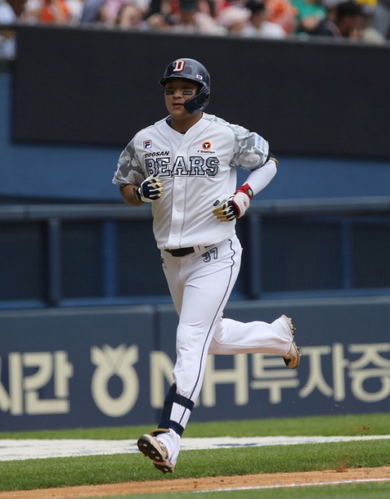 김대한이 타구를 확인하고 여유 있게 홈으로 향하고 있다. /사진=두산 베어스