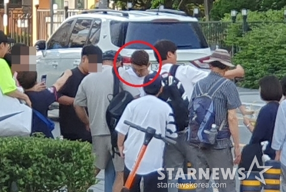 롯데 안권수(빨간 원 안)가 6일 부산 사직야구장 인근 한 빵집 앞에서 팬들에게 사인을 해주고 있다. /사진=양정웅 기자
