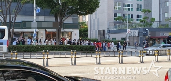 롯데 팬들이 6일 부산 사직야구장 인근 한 빵집 앞에서 안권수의 사인을 받기 위해 줄을 섰다. /사진=양정웅 기자