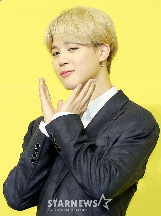 방탄소년단(BTS) 지민이 21일 오후 서울 송파구 방이동 올림픽홀에서 진행된 새 싱글앨범 &#039;Butter&#039; 발매 기념 쇼케이스에서 포즈를 취하고 있다.  &#039;Butter&#039;에는 버터처럼 부드럽게 녹아들어 너를 사로잡겠다는 방탄소년단의 귀여운 고백이 담겨있다.  방탄소년단은 &#039;Butter&#039;를 사실상의 선 공개 싱글로 스타트를 끊고 6월 중 &#039;Butter&#039;가 포함된 새 앨범을 발매할 계획이다. 2021.05.21 /사진=김창현 기자 chmt@