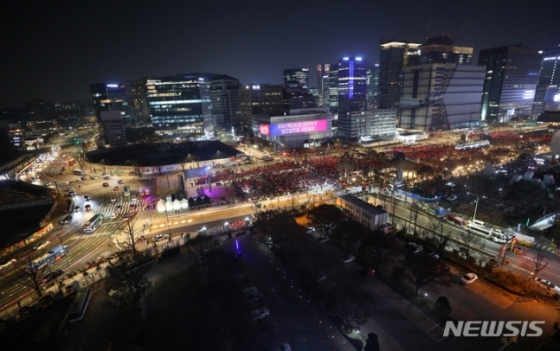2022 카타르 월드컵 대한민국과 우루과이의 조별 예선 첫 경기가 열린 24일 오후 서울 종로구 광화문 광장에서 붉은 악마 응원단과 시민들이 거리 응원을 하고 있다. /사진=뉴시스