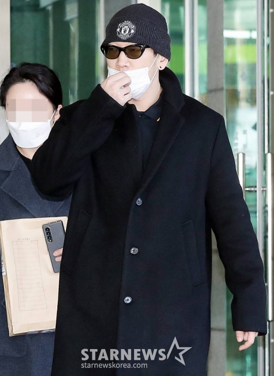 래퍼 던밀스의 아내 A씨의 신체 일부를 몰래 카메라로 촬영, 유포한 혐의로 불구속 기소된 래퍼 뱃사공(김진우·36)이 16일 오전 서울 마포구 서부지방법원에서 진행된 첫 공판기일을 마친 뒤 법원을 나서고 있다.   뱃사공은 지난해 5월 A씨의 폭로 이후 3일 만에 자신의 논란을 인정하며 &quot;제가 잘못한 부분에 대해서 사과하고 반성하겠다. 피해자분이 고소하지는 않으셨지만 죗값을 치르는 게 순리라고 생각돼 경찰서에 왔다. 성실히 조사 받고 다시는 이런 일이 없도록 평생 반성하겠다&quot;면서 경찰에 자수, 성폭력범죄의 처벌 등에 관한 특례법 위반 혐의로 검찰에 송치됐다. 2023.01.16. /사진=김창현 기자 chmt@
