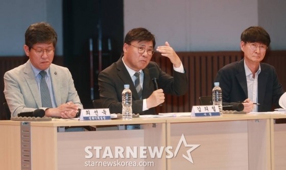 김의철 KBS 사장(가운데)이 8일 오전 서울 여의도 KBS 아트홀에서 진행된 수신료 분리 징수 권고 관련 기자회견에서 KBS의 반대 입장과 대응 방안을 밝힌 뒤 질문에 답하고 있다. /2023.06.08 /사진=이동훈 기자 photoguy@