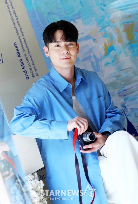 가수 유채훈이 8일 오전 서울 강남구의 한 카페에서 진행된 두 번째 미니앨범 &#039;Impasto(임파스토)&#039; 발매 기념 인터뷰에 앞서 포즈를 취하고 있다. 2023.06.08 /사진=김창현 기자 chmt@