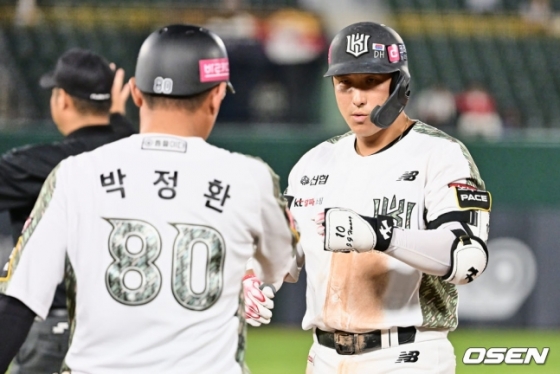 KT 황재균(오른쪽)이 8일 사직 롯데전에서 5회 안타를 치고 나간 후 박정환 1루 코치와 하이파이브를 하고 있다.