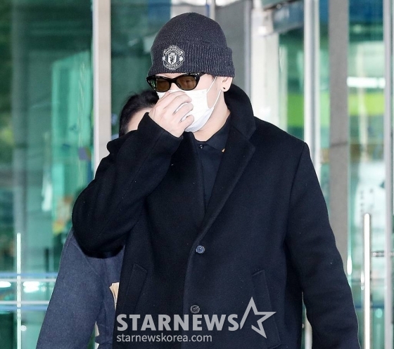 래퍼 던밀스의 아내 A씨의 신체 일부를 몰래 카메라로 촬영, 유포한 혐의로 불구속 기소된 래퍼 뱃사공(김진우·36)이 16일 오전 서울 마포구 서부지방법원에서 진행된 첫 공판기일을 마친 뒤 법원을 나서고 있다.   뱃사공은 지난해 5월 A씨의 폭로 이후 3일 만에 자신의 논란을 인정하며 &quot;제가 잘못한 부분에 대해서 사과하고 반성하겠다. 피해자분이 고소하지는 않으셨지만 죗값을 치르는 게 순리라고 생각돼 경찰서에 왔다. 성실히 조사 받고 다시는 이런 일이 없도록 평생 반성하겠다&quot;면서 경찰에 자수, 성폭력범죄의 처벌 등에 관한 특례법 위반 혐의로 검찰에 송치됐다. 2023.01.16. /사진=김창현 기자 chmt@