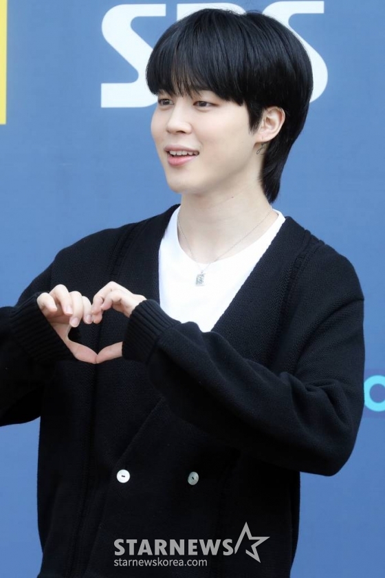 그룹 방탄소년단 지민이 31일 오전 서울 목동 SBS에서 진행되는 라디오 &#039;최화정의 파워타임&#039; 출연을 위해 도착하고 있다. 2023.03.31 /사진=임성균 기자 tjdrbs23@