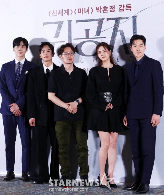 박훈정 감독(가운데), 배우 김선호, 강태주, 고아라, 김강우가 8일 오후 서울 강남구 삼성동 코엑스 메가박스에서 진행된 영화 &#039;귀공자&#039; 언론시사회에 참석해 포즈를 취하고 있다.  &#039;귀공자&#039;는 필리핀 불법 경기장을 전전하는 복싱 선수 &#039;마르코&#039; 앞에 정체불명의 남자 &#039;귀공자&#039;를 비롯한 각기 다른 목적을 지닌 세력들이 나타나 광기의 추격을 펼치는 이야기. 오는 21일 개봉. 2023.06.08 /사진=김창현 기자 chmt@