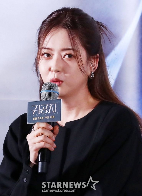 배우 고아라가 8일 오후 서울 강남구 삼성동 코엑스 메가박스에서 진행된 영화 &#039;귀공자&#039; 언론시사회에 참석해 인사말을 하고 있다.  &#039;귀공자&#039;는 필리핀 불법 경기장을 전전하는 복싱 선수 &#039;마르코&#039; 앞에 정체불명의 남자 &#039;귀공자&#039;를 비롯한 각기 다른 목적을 지닌 세력들이 나타나 광기의 추격을 펼치는 이야기. 오는 21일 개봉. 2023.06.08 /사진=김창현 기자 chmt@