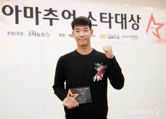 장충고 황준서가 지난해 11월 24일 서울 잠실야구장 콘퍼런스룸에서 열린 스타뉴스 주최·주관 &#039;2022 아마추어 스타대상&#039;에서 미래스타 투수상을 수상한 뒤 포즈를 취하고 있다. /사진=김창현 기자