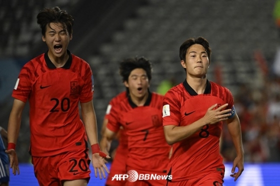 한국 U-20 축구대표팀 이승원(오른쪽). /AFPBBNews=뉴스1