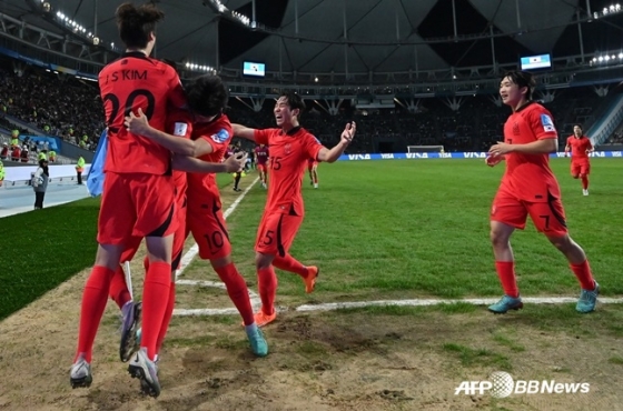 한국 U-20 축구대표팀 선수들이 9일(한국시간) 열린 2023 아르헨티나 FIFA U-20 월드컵 준결승전에서 동점골 후 기뻐하고 있다. /AFPBBNews=뉴스1
