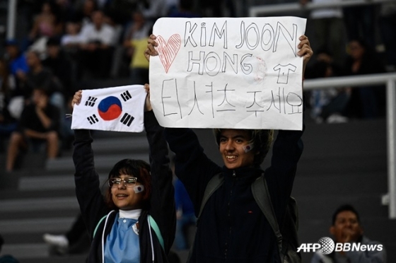 한국을 응원하는 관중의 모습. /AFPBBNews=뉴스1