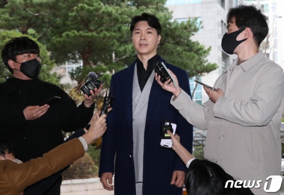 (서울=뉴스1) 임세영 기자 = 방송인 박수홍이 15일 오후 서울 마포구 서울서부지방법원에서 특정경제범죄 가중처벌 등에 관한 법률(횡령) 위반 혐의로 기소된 친형 박 모씨와 배우자 이 모씨에 대한 4차 공판에 증인으로 출석하며 취재진의 질문에 답하고 있다. 2023.3.15/뉴스1  Copyright (C) 뉴스1. All rights reserved. 무단 전재 및 재배포 금지.