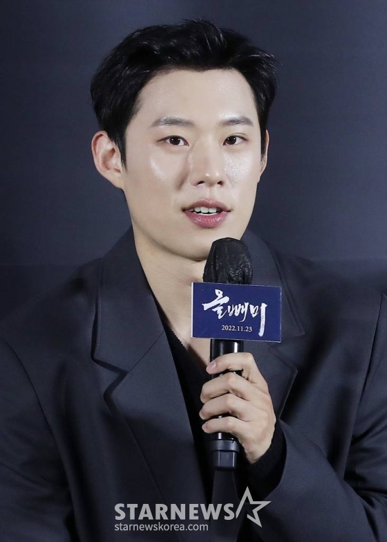배우 김성철이 18일 오전 서울 용산구 CGV 아이파크몰에서 열린 영화 &#039;올빼미&#039; 제작보고회에 참석해 인사말을 하고 있다.  &#039;올빼미&#039;는 밤에만 앞이 보이는 맹인 침술사가 세자의 죽음을 목격한 후 진실을 밝히기 위해 벌이는 하룻밤의 사투를 그린 스릴러로 오는 11월 23일 개봉 예정이다. 2022.10.18 /사진=김창현 기자 chmt@