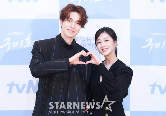 배우 이동욱, 조보아가 7일 오후 온라인 생중계로 진행된 tvN 새 수목드라마 &#039;구미호뎐&#039; 제작발표회에 앞서 포즈를 취하고 있다. /사진제공=tvN /사진=이동훈 기자 photoguy@