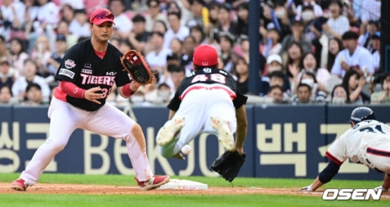 KIA 이의리(가운데)가 10일 잠실 두산전에서 4회말 1사 1, 2루에서 정수빈의 투수 앞 땅볼 타구에 1루로 몸을 던지고 있다. 원심은 세이프였으나, 비디오 판독 결과 아웃으로 번복됐다. 
