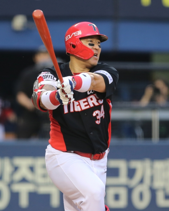 KIA 최형우가 10일 잠실 두산전에서 안타를 기록하고 있다. /사진=KIA 타이거즈
